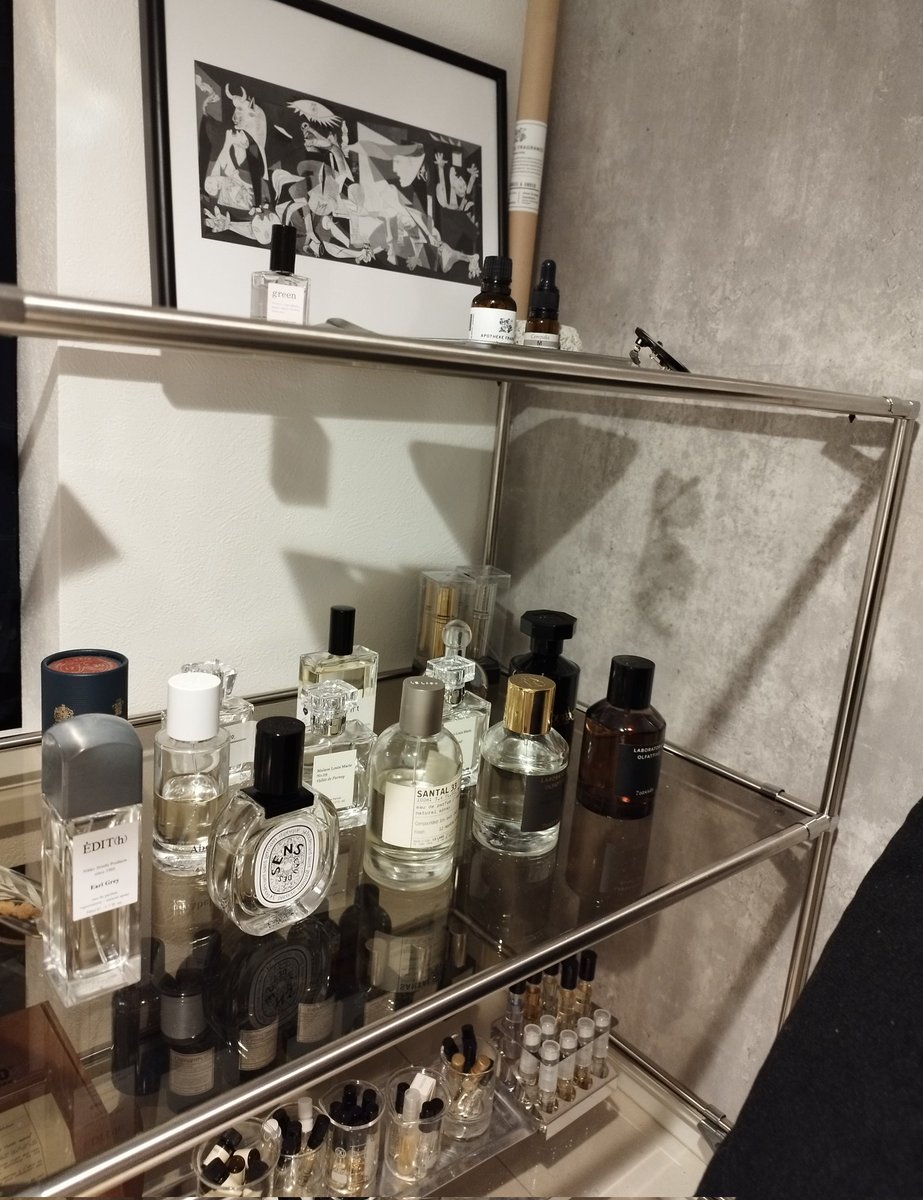 Ray_laboratory's tweet photo. 週末、香水好きの従姉妹が泊まりにくるからこの一番下の段の雑多な香水をどうにか収納したいんですけど‥
皆さん香水棚どうなってますか?
かしこい収納術募!! https://t.co/nizMpjOnPz