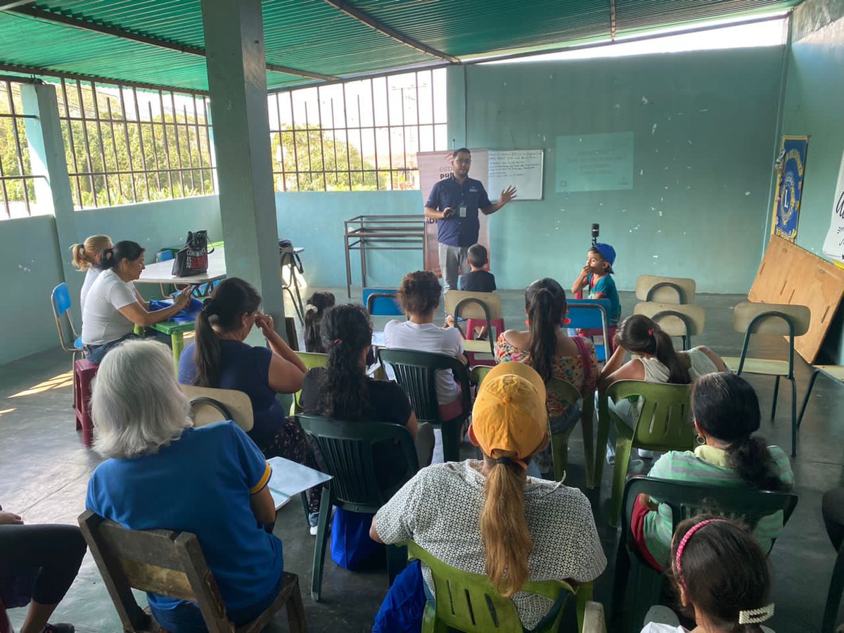 EnmanuelS7's tweet photo. Hoy #15Mar compartimos con vecinos de Bramón Mpio. #Junín

Junto al Club de Leones y el Comedor de @AlimentaTachira desarrollamos nuestro taller sobre "Redes Sociales para líderes Comunitarios".

Seguimos fomentando la #infociudadanía @espaciopublico #Táchira https://t.co/IoubVeatb5