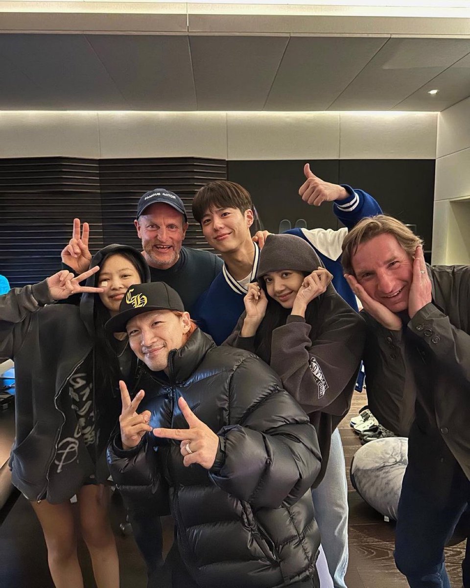 PoppyLuffy's tweet photo. เป็นภาพหมู่ที่งงมาก
#JENNIE #LISA @BLACKPINK 🥰🥰 กับพี่พัคโบกอม พี่แทยัง Blacklabel ก็พอเข้าใจค่ายพี่น้อง 🥰
-กับนักแสดงฮอลลีวูด Woody Harrelson ก็งงนิดนึงแต่ก็อะวงการบันเทิง😎 
-แต่กับ สส🇺🇸 Dean Phillips นักการเมืองนี่งงมากแม่😳🤣 แต่ปธนก็ถ่ายมาละเนาะ @BLACKPINK รันทุกวงการ😌🤣 https://t.co/9A3cpYqub5