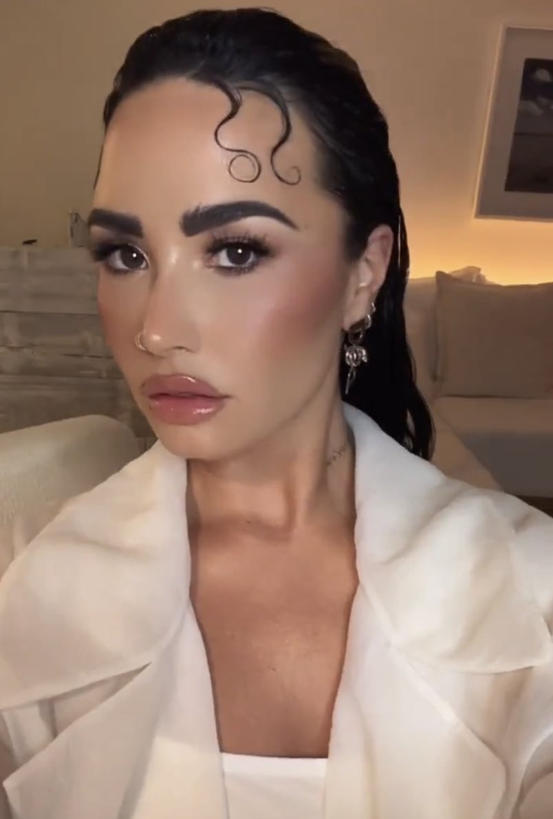 MOTODEMI's tweet photo. presente do monstro: sim ela voltou, a mais querida de todos as edições do bbb https://t.co/vuBYgFJ9KZ