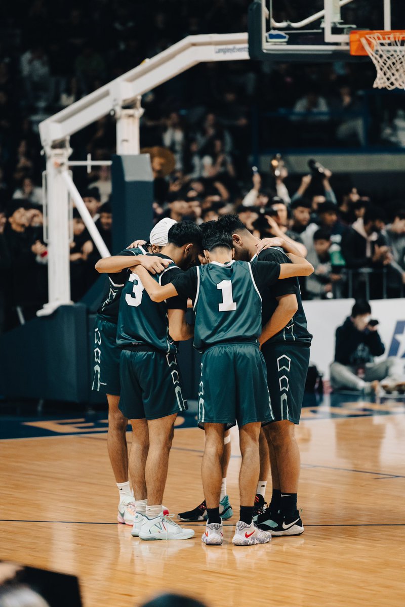 Witnessing history. The first time 5 #BrownBallers are the starting five at the 4A provincial tournament finals game in 🇨🇦 🏀 <a href="/3SeedTraining/">Harp</a>
