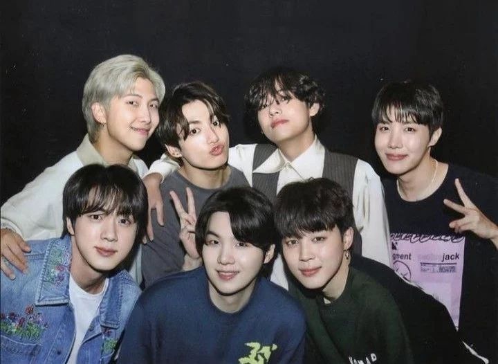 PurpleStationMX's tweet photo. Bang Si Hyuk BangPD hablo en una entrevista sobre BTS y sus actividad grupales programados cuando regresen del SM.
🔗:https://t.co/q0eOsF5NAk
©jjmvaile
#Bts #Army #smbts #SMBTS #BTSARMY #bangpd
💐🐟ClauJin💋✨ https://t.co/jKD8heF8dH