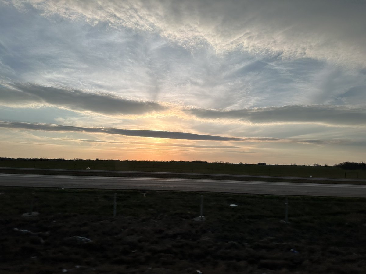 mrshanee's tweet photo. Gravity Wave up near Valley View. @NWSSPC @NWSFortWorth #txwx #clouds https://t.co/lUuBKYqUKZ