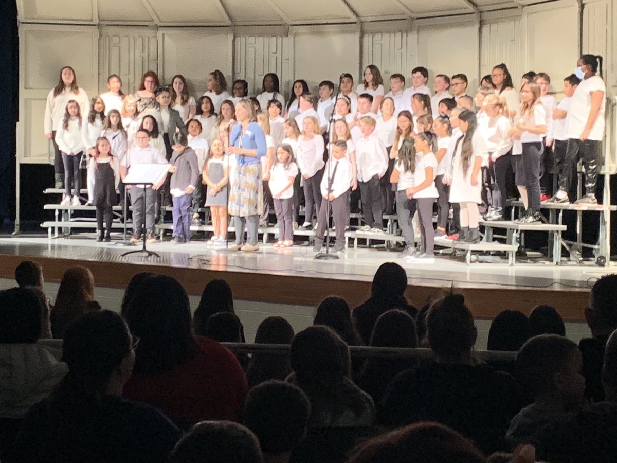 The combined chorus of Hometown and Hannum!  What a great night.. thank you to Mrs Hemminger for this experience for our kids! #d123han