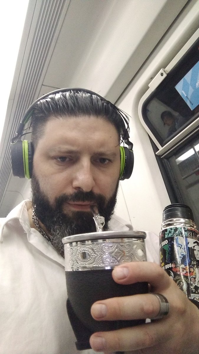Yendo al trabajo... Siempre el mate y la música. Hermosa combinación!!