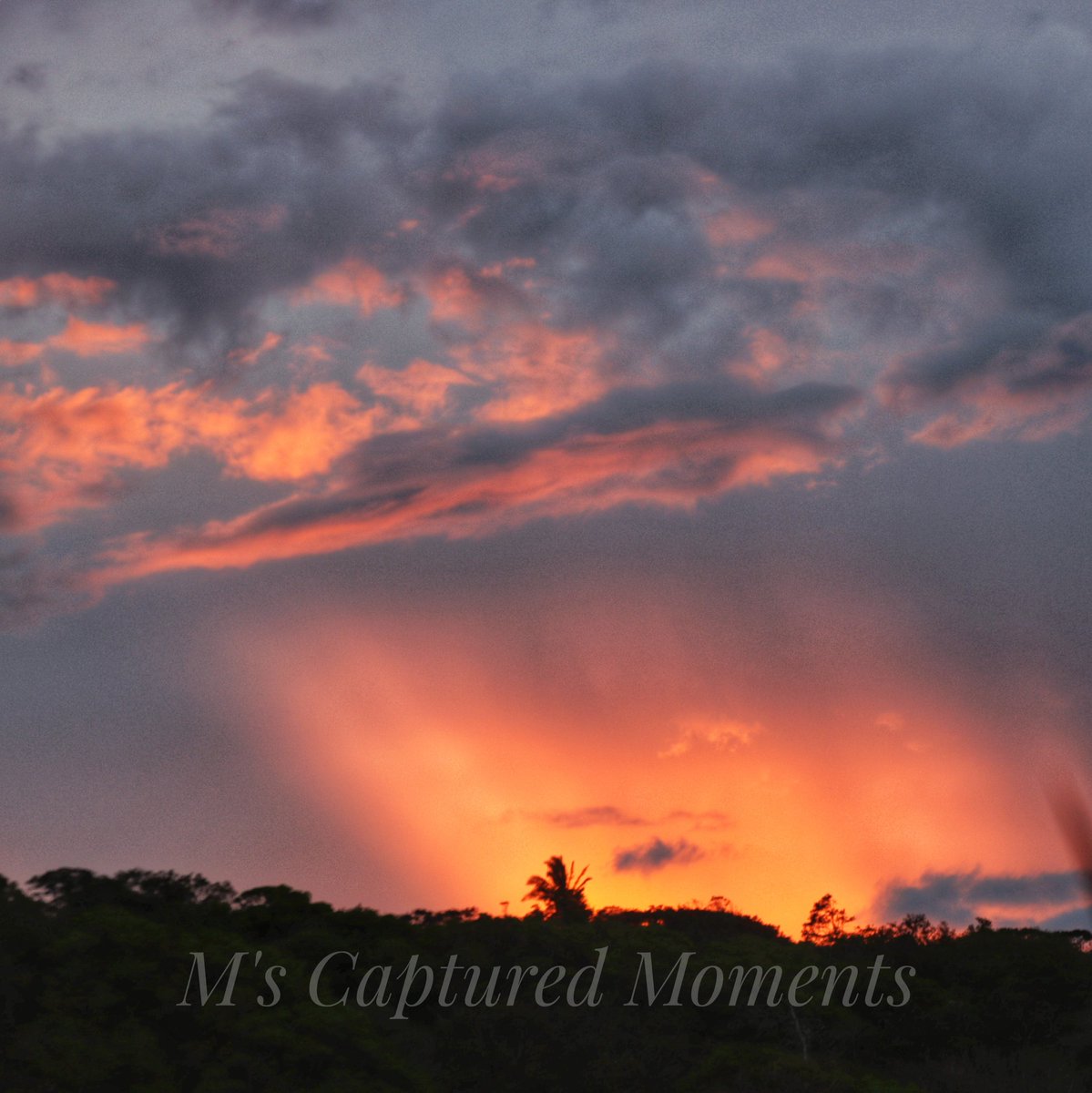 Another sunset in the midst of a storm - Costa Rica 🇨🇷  #CostaRica #sunset #sunsetphotography #SunsetLovers #sunsetview