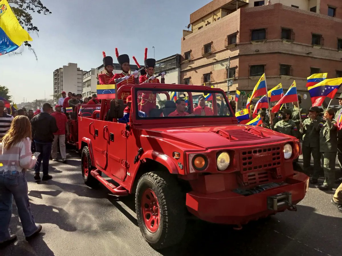 ammed_umbv_ve's tweet photo. #15Mar || la Academia Militar de Medicina participó en la Marcha donde trasladaron al Sable y la Daga de Nuestro Comandante Supremo Hugo Chávez, enalteciendo su conmemoración de los 10 años de su Siembra en nuestros corazones. https://t.co/7ojyyAct1r