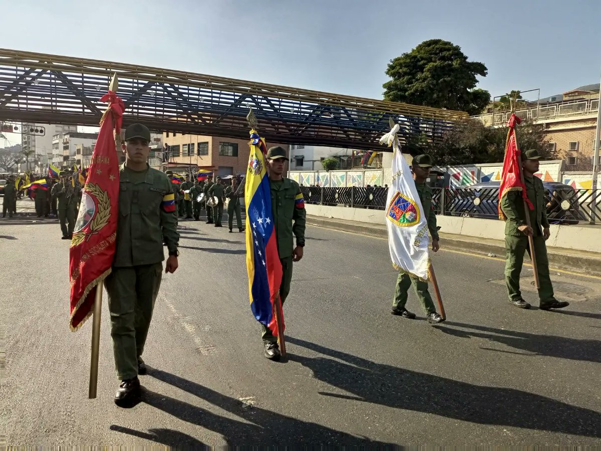 ammed_umbv_ve's tweet photo. #15Mar || la Academia Militar de Medicina participó en la Marcha donde trasladaron al Sable y la Daga de Nuestro Comandante Supremo Hugo Chávez, enalteciendo su conmemoración de los 10 años de su Siembra en nuestros corazones. https://t.co/7ojyyAct1r