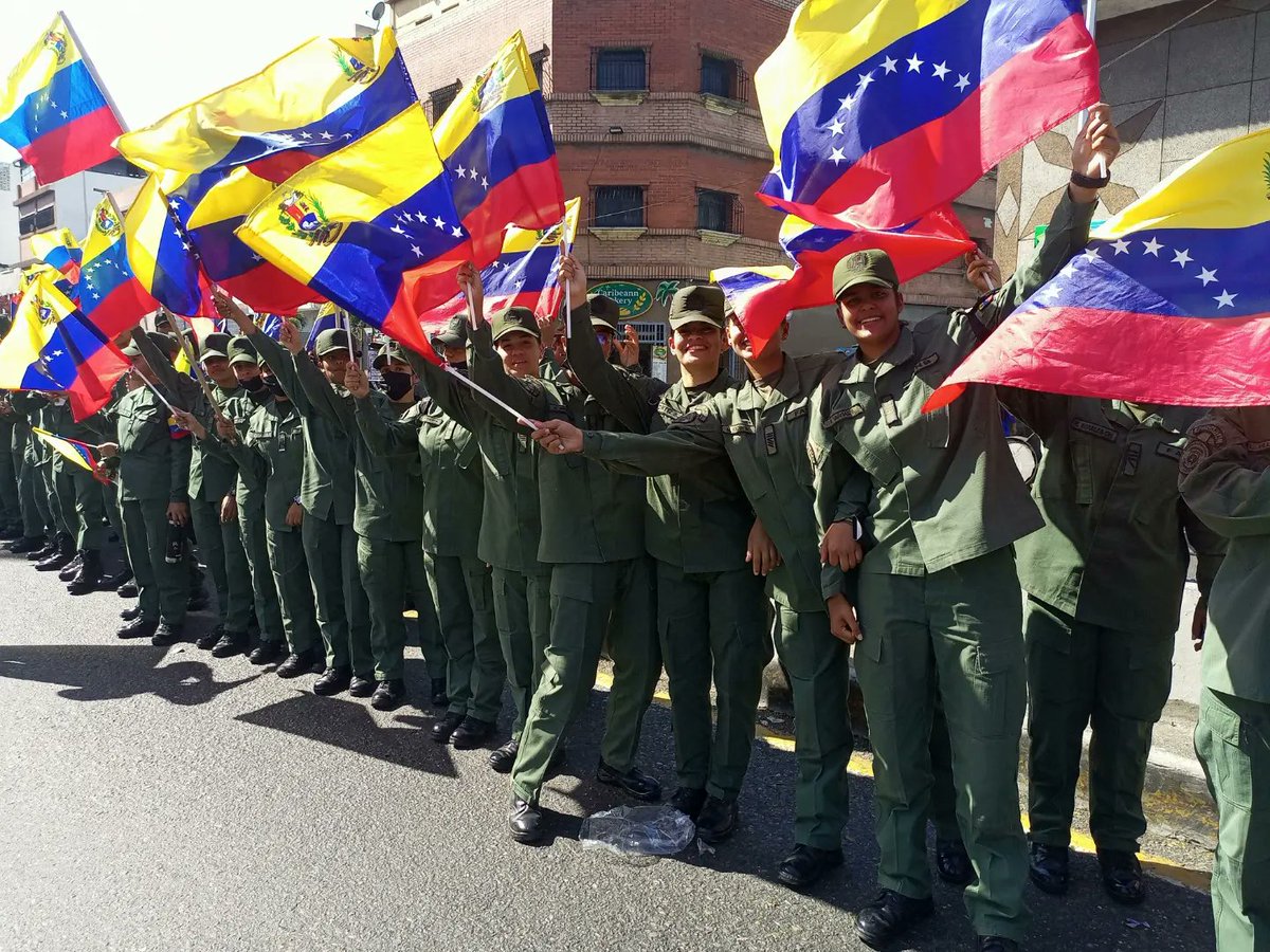 ammed_umbv_ve's tweet photo. #15Mar || la Academia Militar de Medicina participó en la Marcha donde trasladaron al Sable y la Daga de Nuestro Comandante Supremo Hugo Chávez, enalteciendo su conmemoración de los 10 años de su Siembra en nuestros corazones. https://t.co/7ojyyAct1r