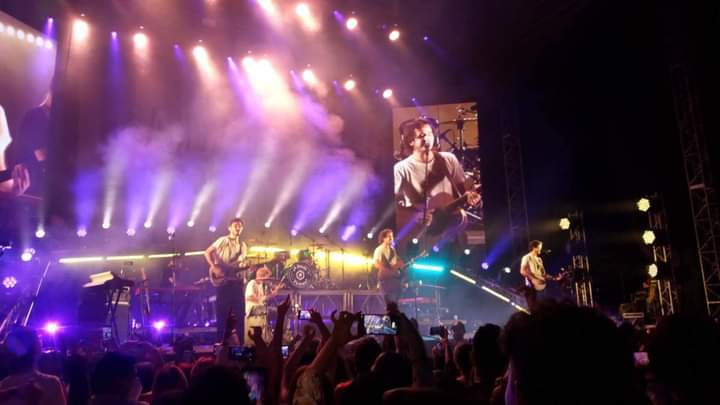 lasgafasdevilla's tweet photo. No necesitas ir al psicólogo, necesitas ir a un concierto de morat https://t.co/Qdpg3E8xIE