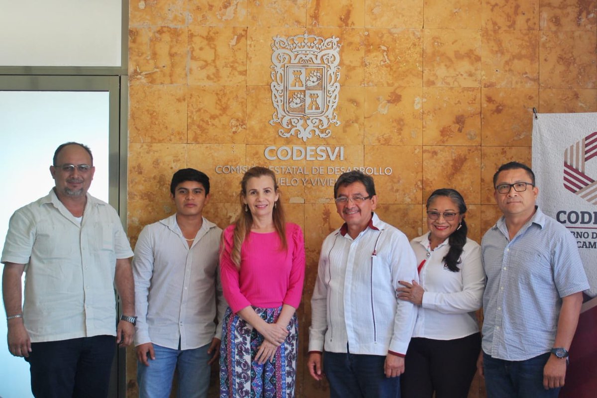 codesvicampeche's tweet photo. La Titular de la #Codesvi, Lic. Elvira de la Peña sostuvo una reunión de trabajo con el Alcalde del municipio de #Dzitbalché Prof. Roberto Herrera en donde se tocó el tema de los diferentes programas que maneja la Comisión que serán en beneficio de las familias de Dzitbalché. https://t.co/K5hDuFtq2F