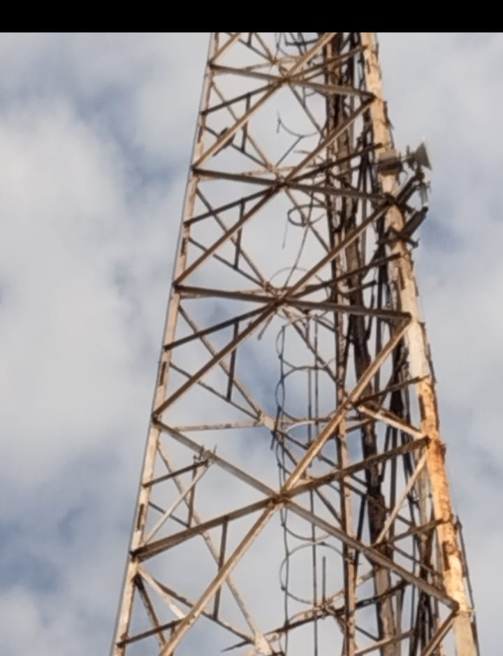 eddyzulia's tweet photo. Pánico en San Rafael del #Mojan #zulia por posible desplome de una antena de @CorpoelecRoja se cae a pedazos ,podría causar una desgracia con perdidas Humanas .ya todas las autoridades tienen conocimiento hace un año @NicolasMaduro @manuelrosalesg @LuisCalderaPSUV #ministro https://t.co/cGC2ilxUY2