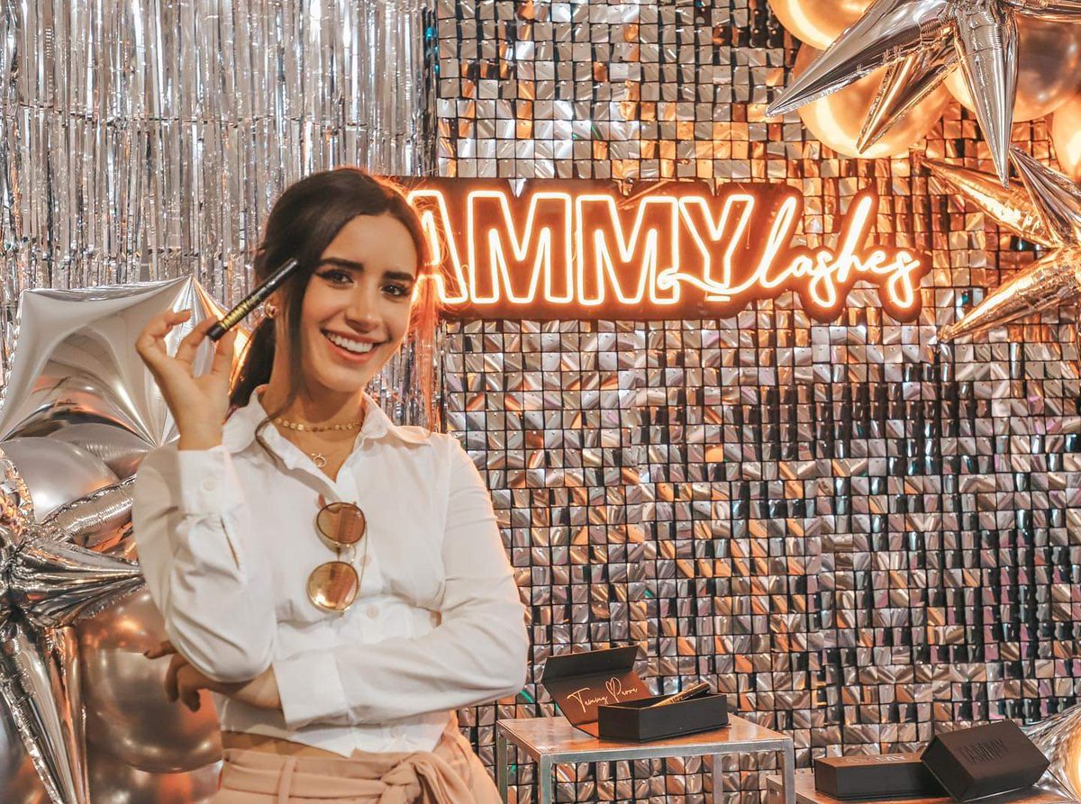 quientendencia's tweet photo. @porktendencia En agosto 2021, creó su marca de suero de crecimiento de pestañas llamada ”Tammy Parra Lashes”.
Ha trabajado con marcas internacionales como Mac Cosmetics, Dove, Shein Mexico, Casetify México. En enero ganó el premio como la Instagrammer del 2022 en los ‘Socialiteen Awards’. https://t.co/rx6EVPPqoc