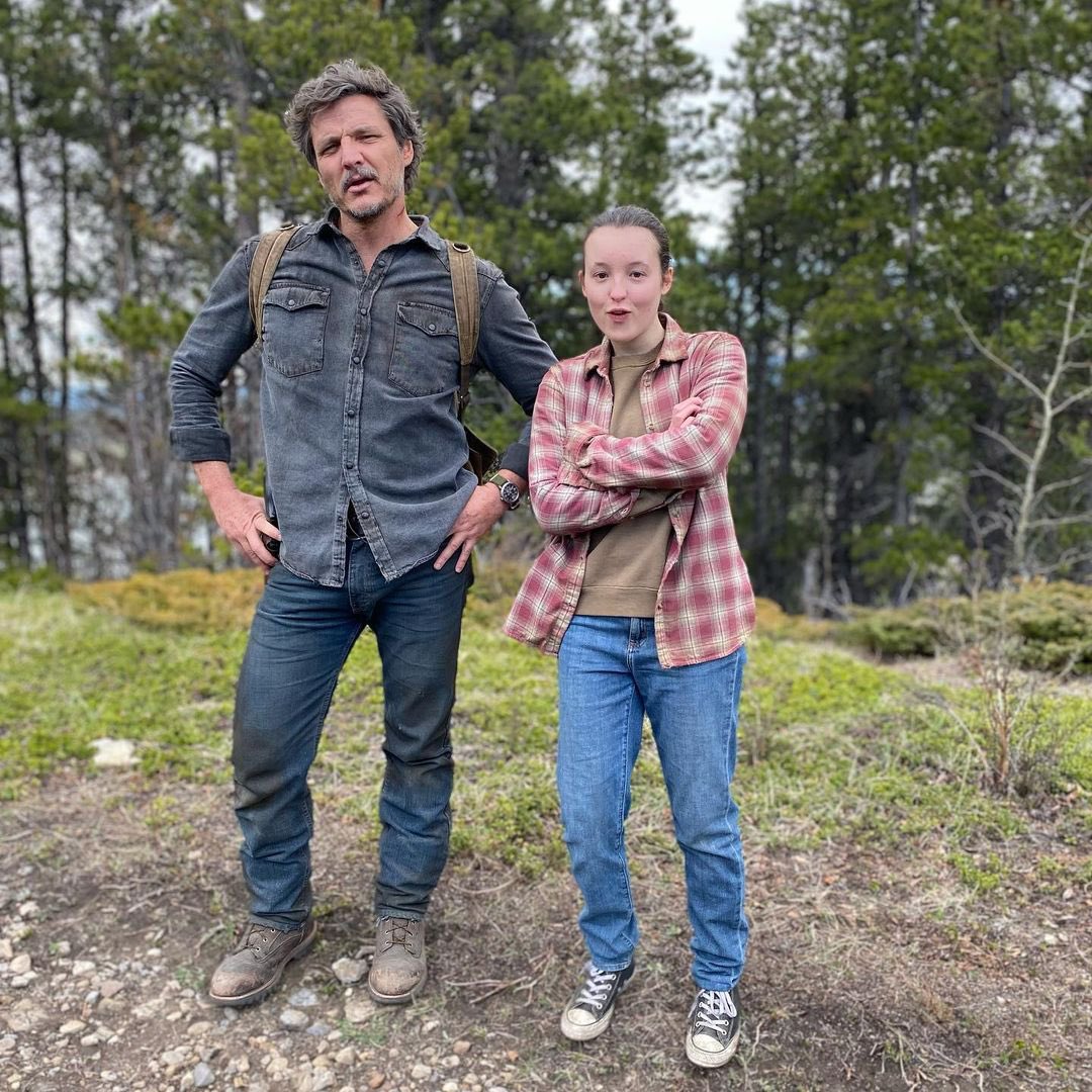 pascalarchive's tweet photo. pedro pascal and bella ramsey behind the scenes of the last of us https://t.co/8Uim2AeRFj