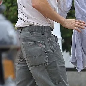 spideyllnd's tweet photo. o homem simplesmente tem um “z” bordado em todas as calças https://t.co/9mlG1sx4VG
