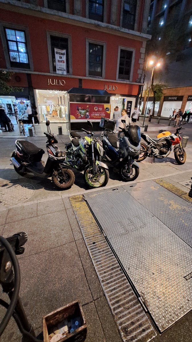 BerGuSa's tweet photo. @OVIALCDMX 16 de septiembre y palma, ya parece estacionamiento https://t.co/7E8ZzCASD6