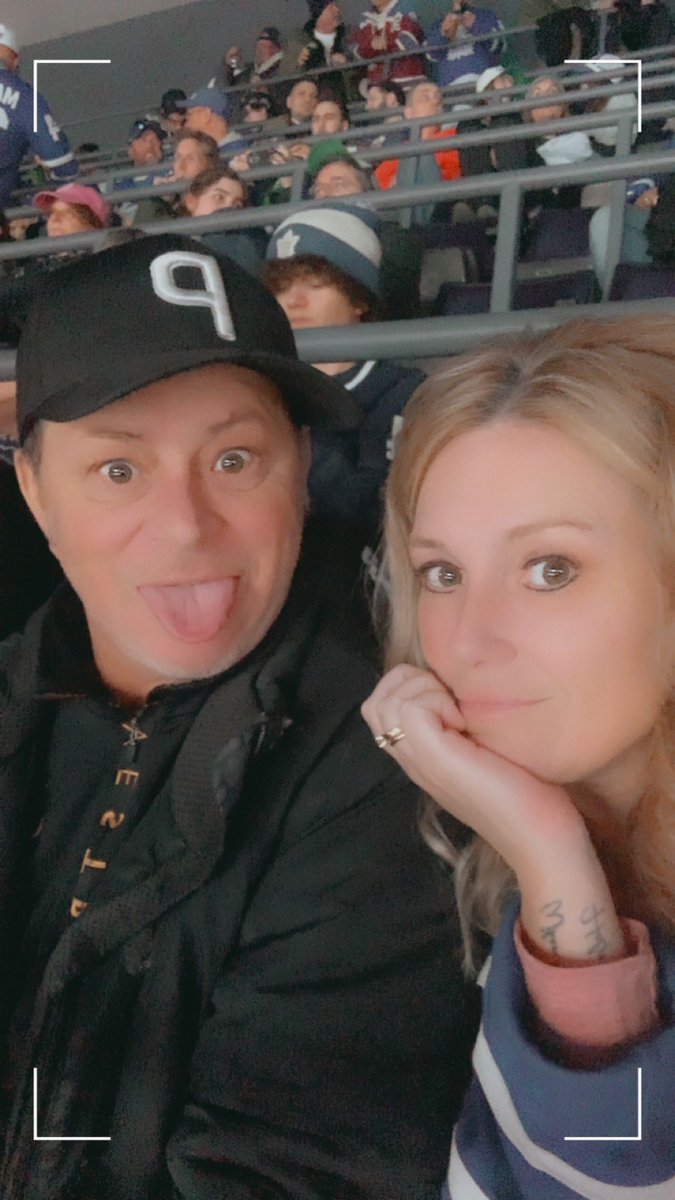 pinklee22's tweet photo. #LeafsForever #datenight #itsmybirthday #goleafsgo https://t.co/KxkTFEUDcQ