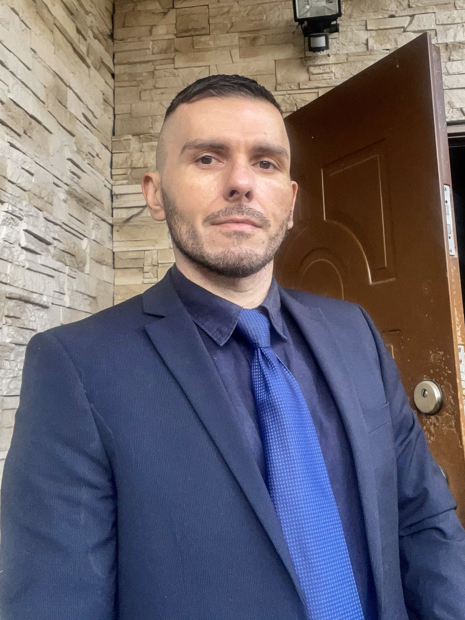 1 pic. locked penis and plugged ass / royal blue suit 
@werther1_men
#assplug #gaysuitfetish #menass