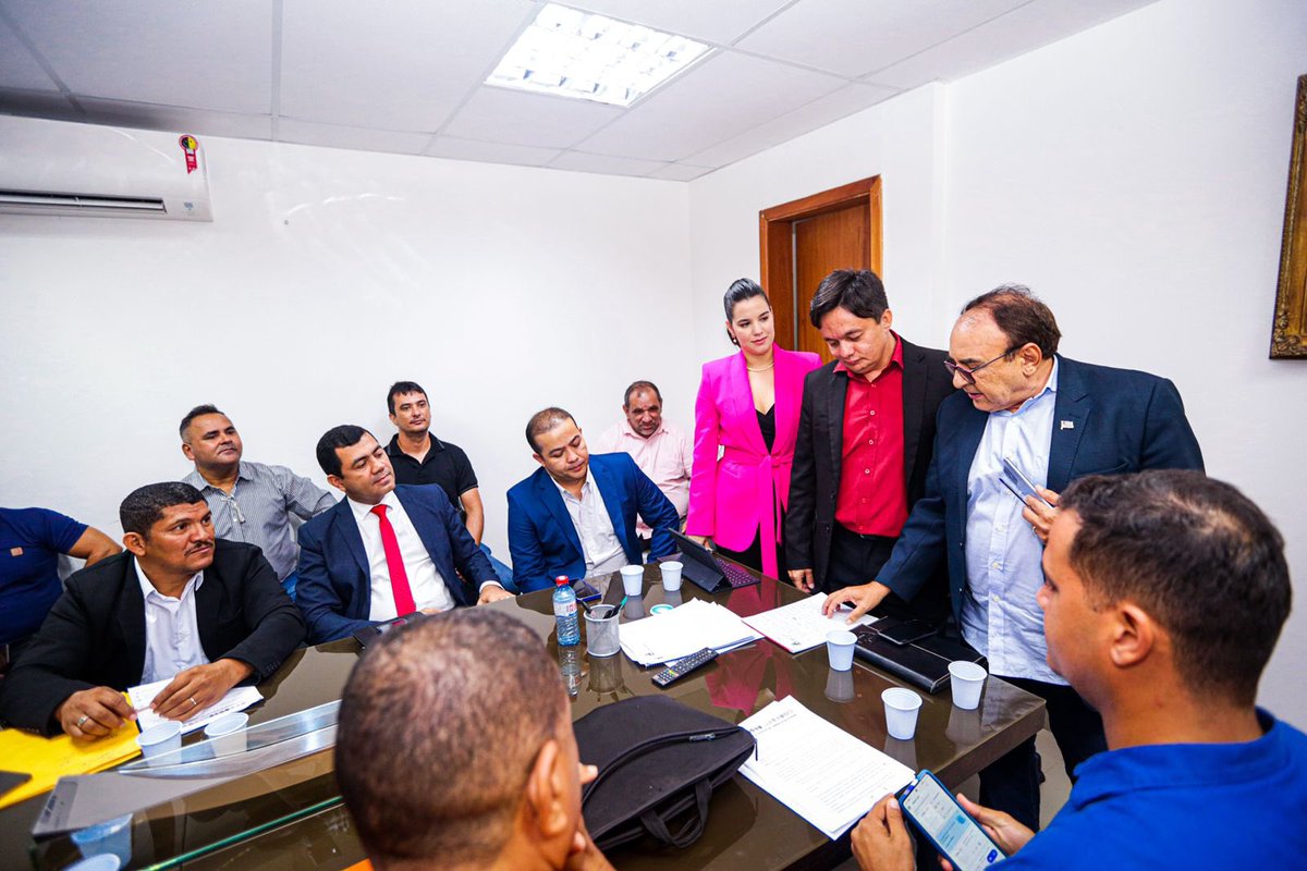 queiroz_raysa's tweet image. Hoje (15), participei juntamente  com o Sec. da Casa Civil, Sebastião Madeira,  de uma reunião com representantes da PM e do Corpo de Bombeiros. Cumprindo a diretriz dada pelo Governador debatemos sobre a construção de soluções para o atendimento das reivindicações apresentadas.