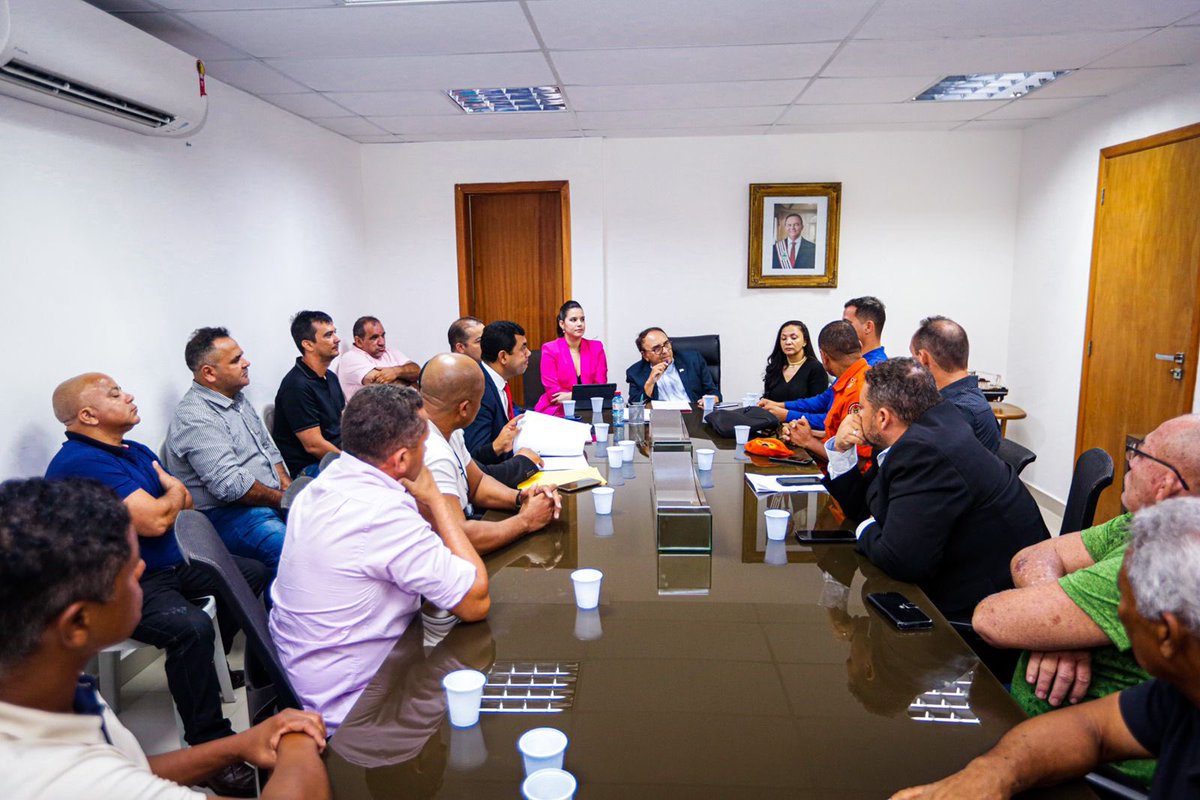 queiroz_raysa's tweet image. Hoje (15), participei juntamente  com o Sec. da Casa Civil, Sebastião Madeira,  de uma reunião com representantes da PM e do Corpo de Bombeiros. Cumprindo a diretriz dada pelo Governador debatemos sobre a construção de soluções para o atendimento das reivindicações apresentadas.