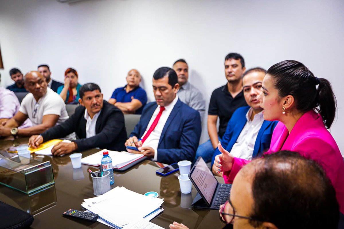 queiroz_raysa's tweet image. Hoje (15), participei juntamente  com o Sec. da Casa Civil, Sebastião Madeira,  de uma reunião com representantes da PM e do Corpo de Bombeiros. Cumprindo a diretriz dada pelo Governador debatemos sobre a construção de soluções para o atendimento das reivindicações apresentadas.