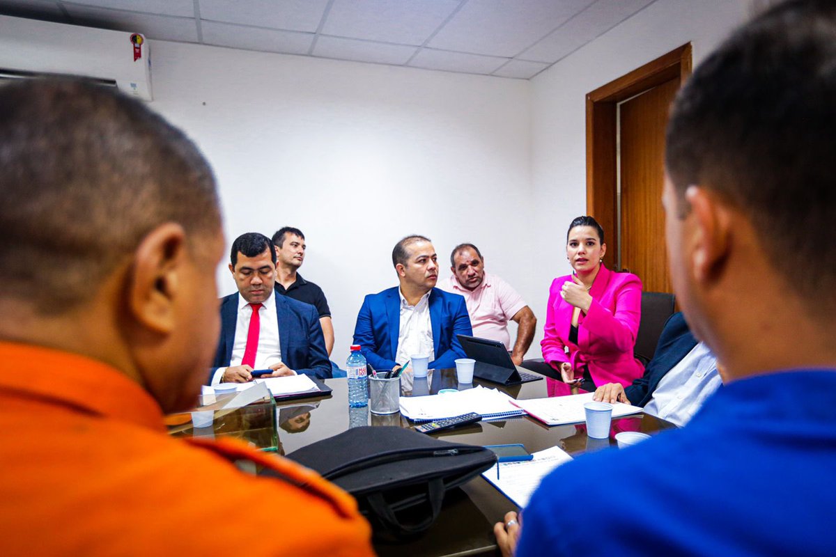 queiroz_raysa's tweet image. Hoje (15), participei juntamente  com o Sec. da Casa Civil, Sebastião Madeira,  de uma reunião com representantes da PM e do Corpo de Bombeiros. Cumprindo a diretriz dada pelo Governador debatemos sobre a construção de soluções para o atendimento das reivindicações apresentadas.