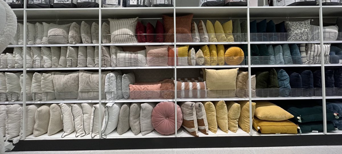 JenPeters77's tweet image. Who knew that a pillow wall could look this good?? @GraceAtTarget that’s who!! #0623theGOAT @KossowNick @_TheNickOwens @aleahmarie19 @settoselltarget