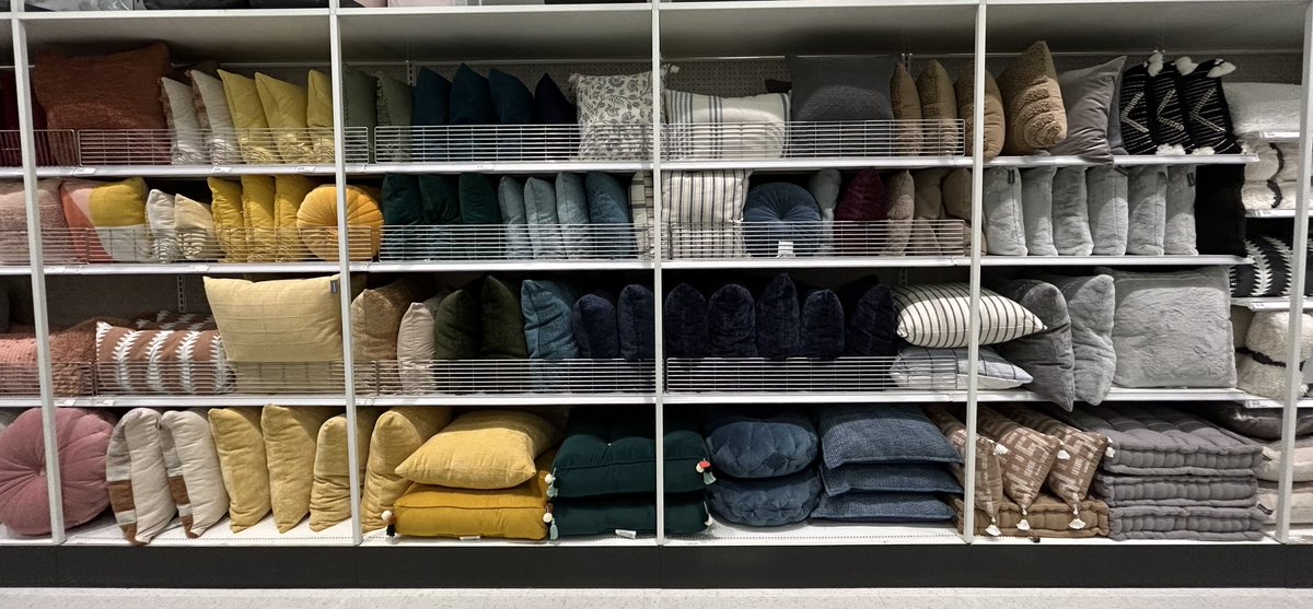 JenPeters77's tweet image. Who knew that a pillow wall could look this good?? @GraceAtTarget that’s who!! #0623theGOAT @KossowNick @_TheNickOwens @aleahmarie19 @settoselltarget