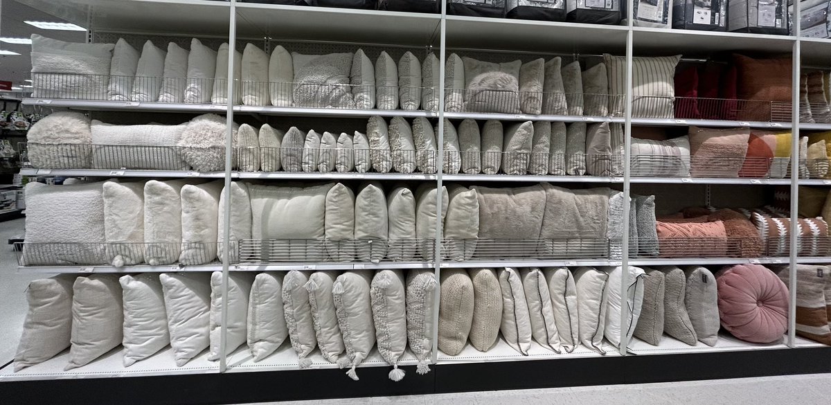 JenPeters77's tweet image. Who knew that a pillow wall could look this good?? @GraceAtTarget that’s who!! #0623theGOAT @KossowNick @_TheNickOwens @aleahmarie19 @settoselltarget