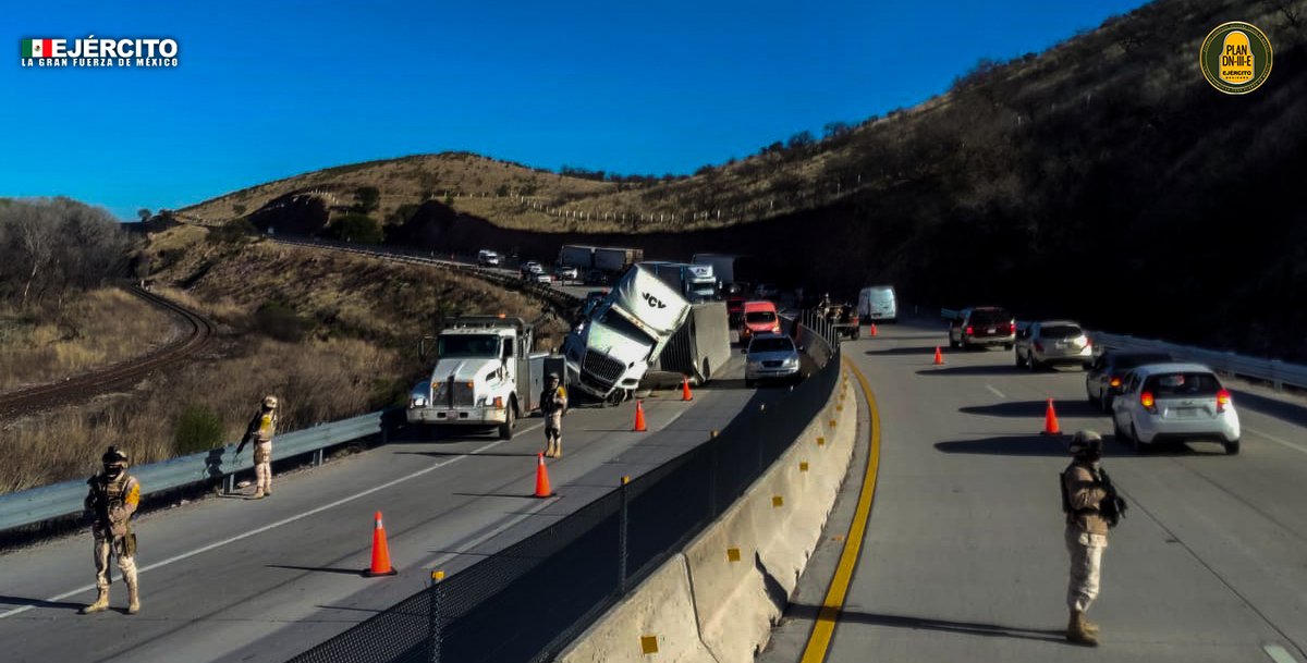 Lo más importante para nosotros, ¡eres tú!
Personal del #EjércitoMexicano llevó a cabo el #PlanDNIIIE mediante seguridad periférica en el kilómetro 231 del tramo carretero, #Nogales #Hermosillo por la volcadura de un tractocamión.
#45ZonaMilitar