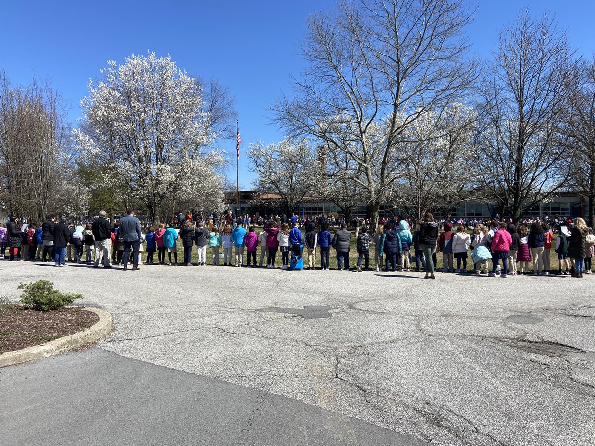 jenrileygray's tweet photo. What a great day to be a Tiger! SME presented our 2023 Kindness Wreath to Gov. Andy Beshear in a school wide outdoor assembly. ❤️@st_mattelem https://t.co/9qYcyPDbxI