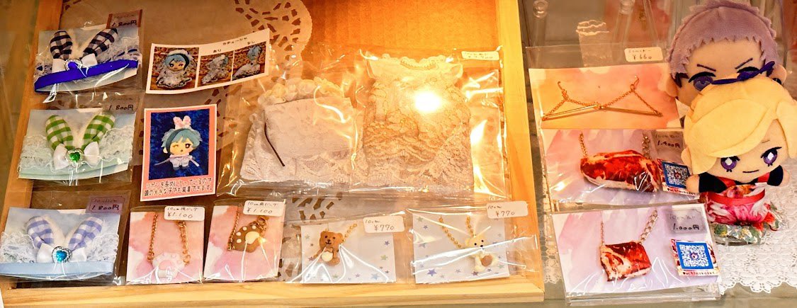 uchinoko1st's tweet photo. 遅くなりましたが、ぬいぬい洋服店（@nuinui_youfuku ）様より、ショーケースのお写真頂きました！
新しいお洋服も鋭意製作中ですので、展示の際は是非足を運んで頂けますと幸いです。 https://t.co/YbCphDoJSC