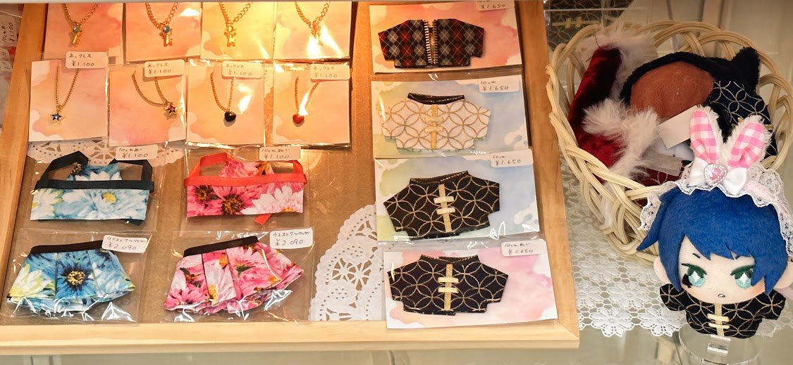uchinoko1st's tweet photo. 遅くなりましたが、ぬいぬい洋服店（@nuinui_youfuku ）様より、ショーケースのお写真頂きました！
新しいお洋服も鋭意製作中ですので、展示の際は是非足を運んで頂けますと幸いです。 https://t.co/YbCphDoJSC