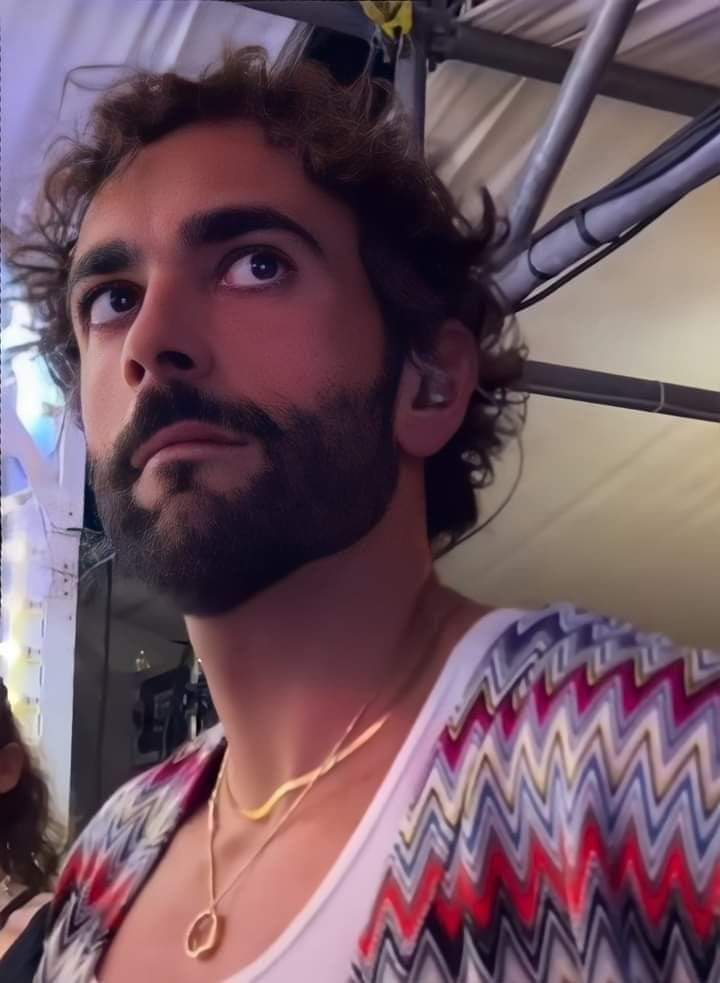 BorsariLorena's tweet photo. @latarma @mengonimarco #LorenzoPosocco , vi scrivo queste righe col cuore in mano .... fate qualcosa per i capelli di Marco , la versione San Francesco non si può vedere!!! Marco sei sempre bello cone il sole , ma fatti crescere un po' i capelli 🙏🏻🙏🏻
#ESERCITO https://t.co/4x6R0gchXW