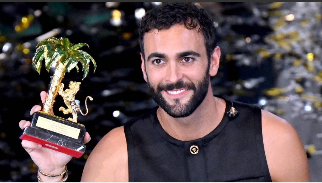 BorsariLorena's tweet photo. @latarma @mengonimarco #LorenzoPosocco , vi scrivo queste righe col cuore in mano .... fate qualcosa per i capelli di Marco , la versione San Francesco non si può vedere!!! Marco sei sempre bello cone il sole , ma fatti crescere un po' i capelli 🙏🏻🙏🏻
#ESERCITO https://t.co/4x6R0gchXW