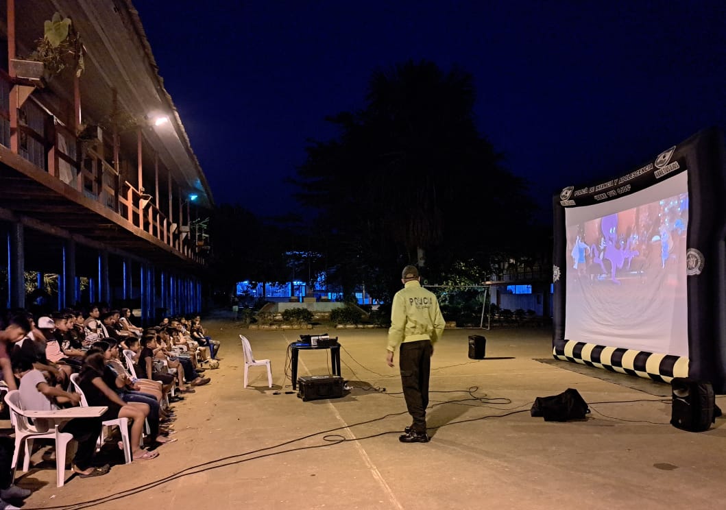 PoliciaVaupes's tweet photo. La Seccional de Investigación Criminal en conjunto con #SEPRO y #PRECI realizan POLI-CINE con el fin de tener un espacio de esparcimiento y acercamiento con las comunidades indigenas aledañas del municipio de Mitú #DiosYPatria #EsUnHonorSerPolicía https://t.co/qmdygn84ne