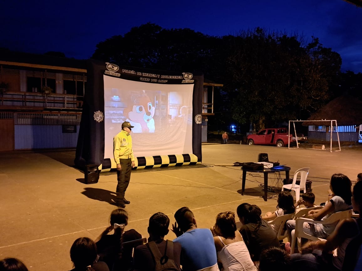 PoliciaVaupes's tweet photo. La Seccional de Investigación Criminal en conjunto con #SEPRO y #PRECI realizan POLI-CINE con el fin de tener un espacio de esparcimiento y acercamiento con las comunidades indigenas aledañas del municipio de Mitú #DiosYPatria #EsUnHonorSerPolicía https://t.co/qmdygn84ne