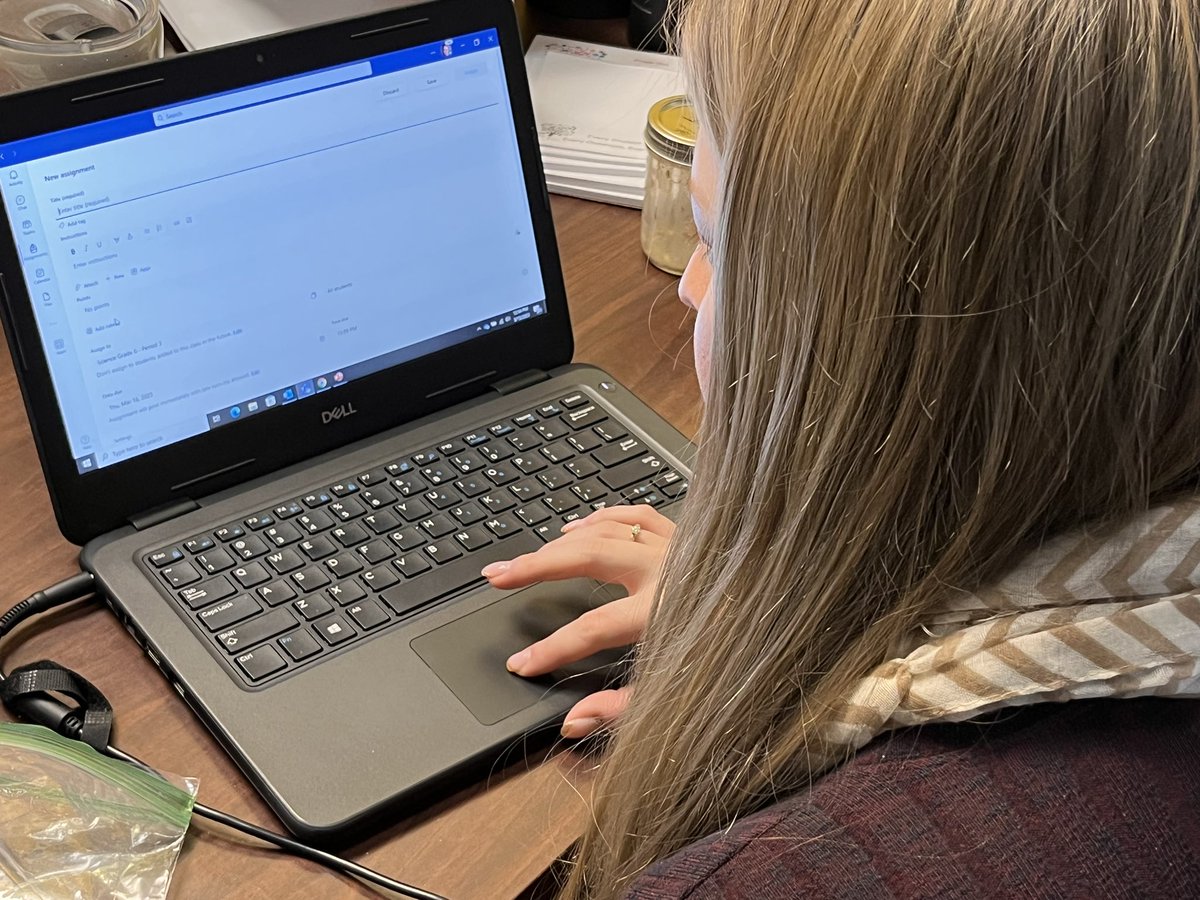 SachelleD's tweet photo. Just over here creating #rubrics in @MicrosoftTeams with @TeacherLeader22 to support student learning, set expectations and give timely and relevant feedback! #onslowdlt #teamworkmakesthedreamwork @southwestcolts https://t.co/CWjCNUbQcg