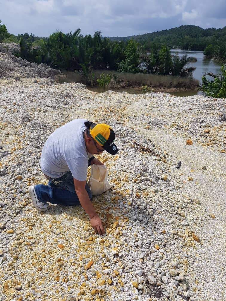 GerakDarma's tweet photo. It was a good day for a site visit and we also collected more rock samples from the area for our collection. Easy day at work.
#explore #seetheworld #sungaikerak #marang #terengganu #tenement #tailings #goldarea #localminers #reprocessing #Situation #ActionTaken #rocks #Samples https://t.co/xdVrsswTkU