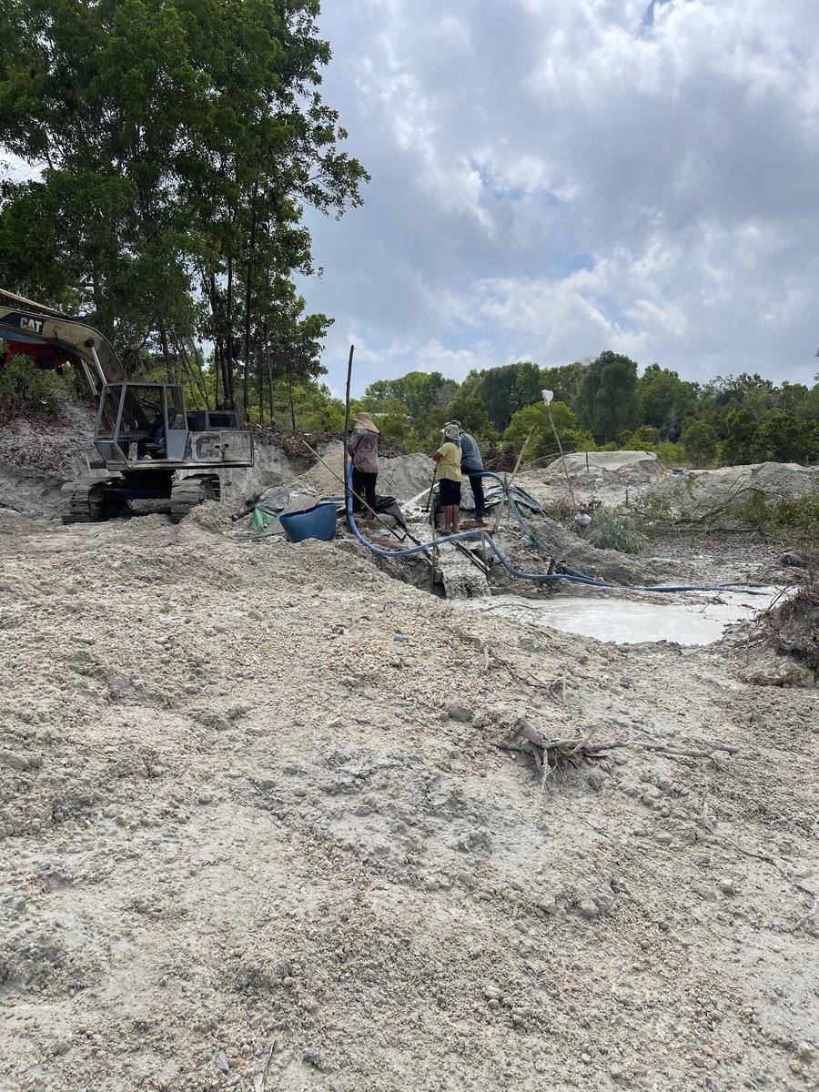 GerakDarma's tweet photo. It was a good day for a site visit and we also collected more rock samples from the area for our collection. Easy day at work.
#explore #seetheworld #sungaikerak #marang #terengganu #tenement #tailings #goldarea #localminers #reprocessing #Situation #ActionTaken #rocks #Samples https://t.co/xdVrsswTkU