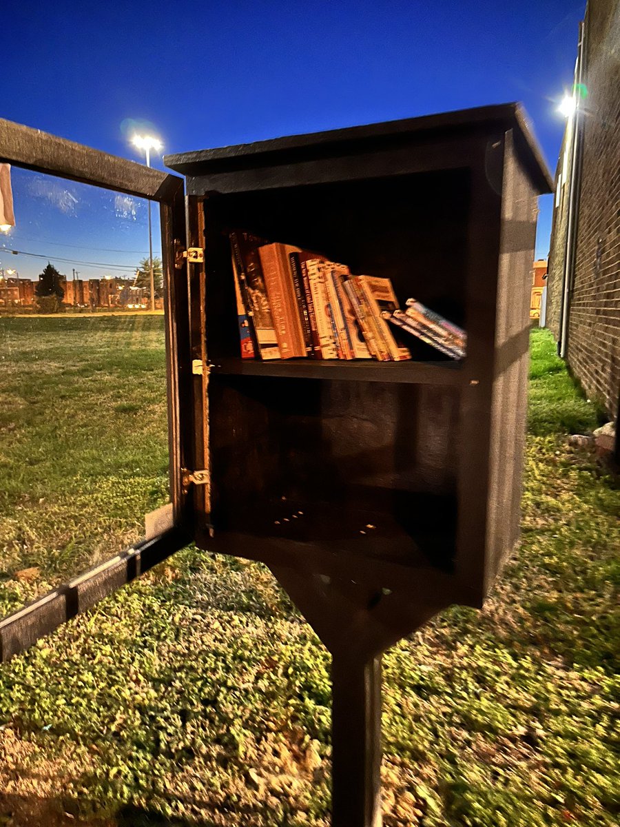 AnnCan2024's tweet photo. Thank you for the donations to the #JacksonWardCommunityBox ๐๐ฝ๐๐ฝ๐๐ฝ๐๐ฝDonations are from an #RPS student that attends Lucille Brown Middle School. ๐ฅ๐ฅ๐ฅ #ApostleTown #CommunityResources #CommunityGiveBack #StLukeBldg #DrBenjaminJLambertWay #1stBlackOrphanage #JWard https://t.co/fh1QtawLrf