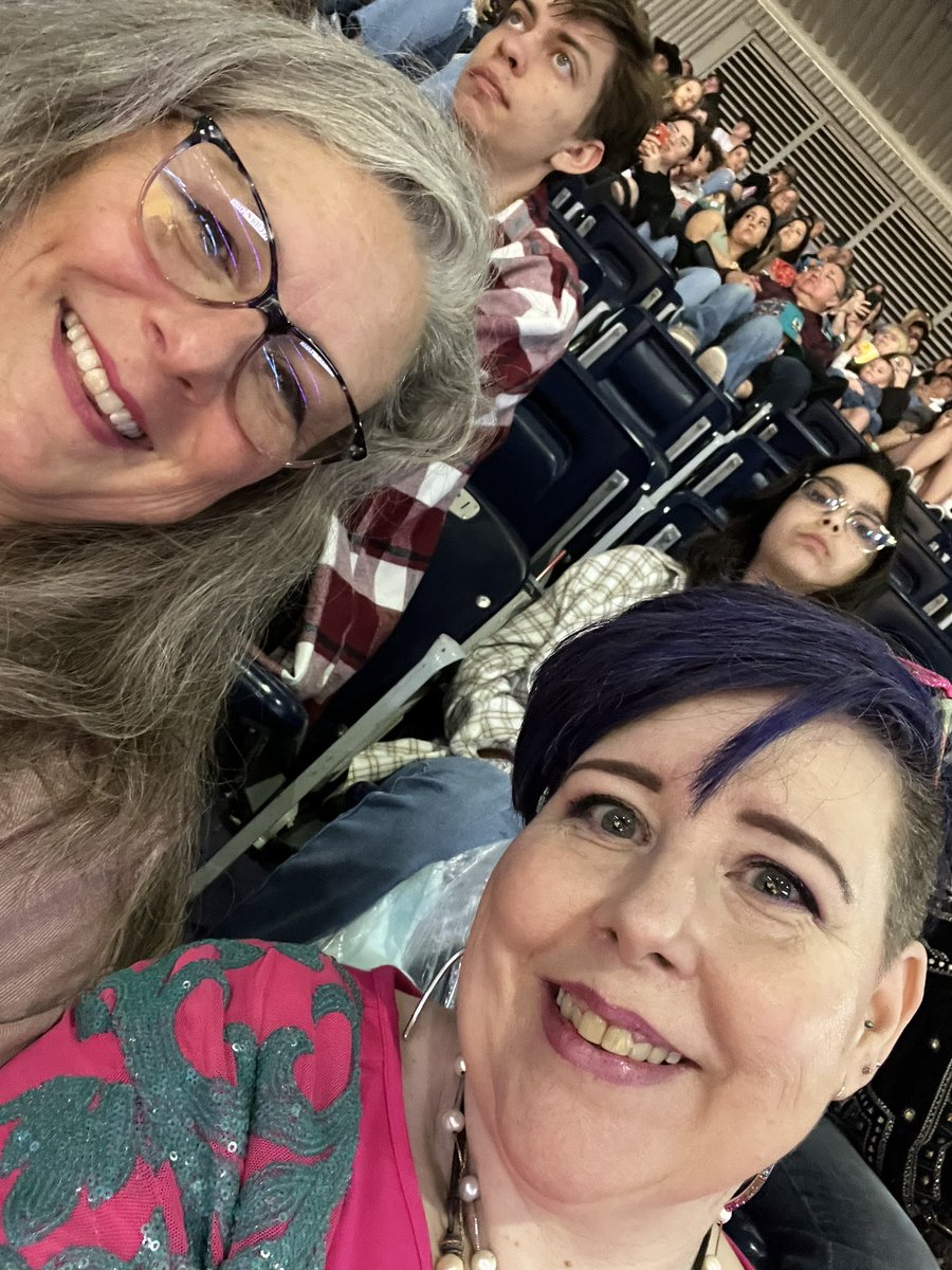 LauraLeaME's tweet photo. #RODEOHOUSTON https://t.co/bjsh644ZG0