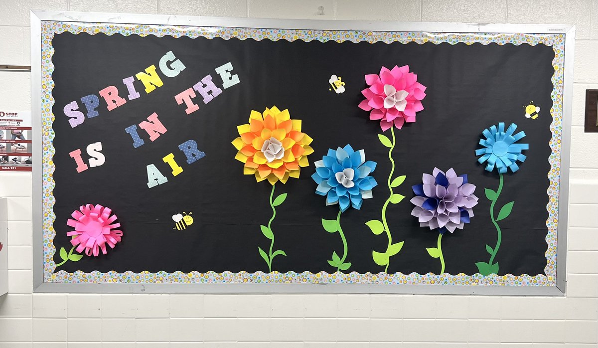 Lisa101888's tweet image. Spring is in the air 😁🐝🌸#spring #bulletinboard #paperflowers #reading #books #schoolLibrary #lcps23 @SterlingMiddle1 @STM_Library