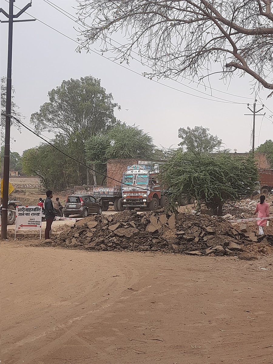शिवराजपुर शंकरगढ़  के बीच पुलिया निर्माण के कारण अस्थाई वैकल्पिक मार्ग का निर्माण किया गया जोकि हादसे को दावत देता दिख रहा है क्योंकि अस्थाई होने के कारण भारी वाहन वर्जित किये गयें है परन्तु धड़ल्ले से निकल रहे भारी वाहन और रोड धूल धुंये से भर जाती है
<a href="/prayagraj_pol/">POLICE COMMISSIONERATE PRAYAGRAJ</a> 
<a href="/UPCMOffice/">Chief Minister UP</a>