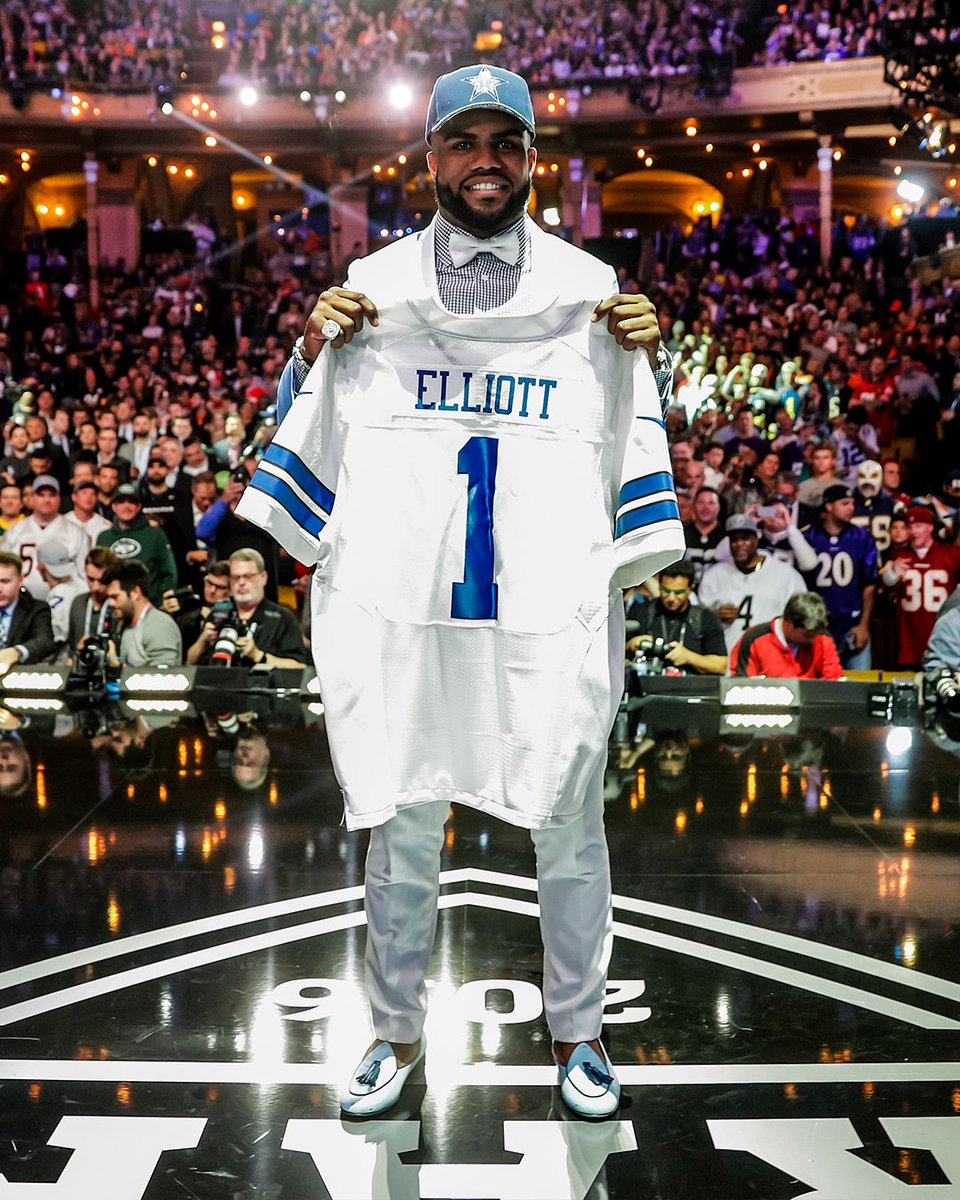 dallascowboys's tweet photo. So many memories made and we’ll cherish every one of them.

#DallasCowboys | #ThankYouZeke

📸: AP + Dallas Cowboys https://t.co/jHA4R9ozsR