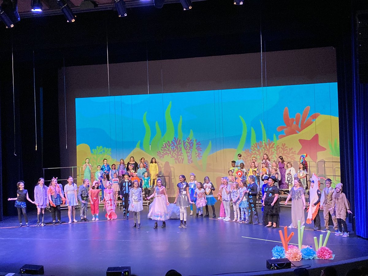 JenQuigley_'s tweet image. So much talent! And I love the message … well done @Dickinsfield. #sostinkingcute #meangirls #thepowerofinclusion #bekind @Numbers_grl