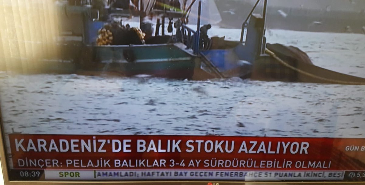 aliosmanonder34's tweet photo. Şap şup hikaye! Büyük ve küçükbaş hayvanı olan tüm köyler karantina altına alınıyor. Hayvan hareketleri tüm illerde yasaklandı, hayvan pazarları kapatıldı. Şimdi hayvanlara açık meralar yasaklanıyor. Balık yemek de yasaklanacak demiştik. Şimdi tavuklardan sonra algı balık! https://t.co/15FiUSwbP8