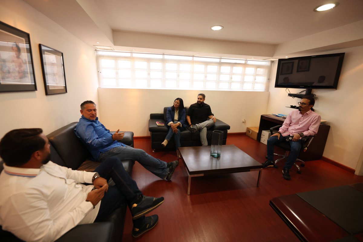nicmaduroguerra's tweet photo. Junto a la Gobernadora @karinacarpio y el alcalde @rafaelmaracay21 visitamos la sede de @elsiglocomve, medio de comunicación impreso que suma 50 años mostrando la historia y las vivencias de Aragua y el país. Nuestro bandera, como siempre, es dar la batalla por la verdad. https://t.co/AiT79VJdtR