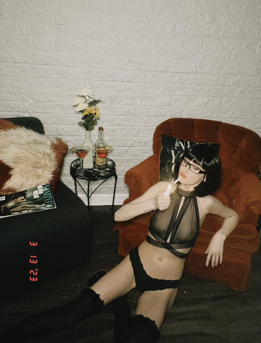 lilr3ds's tweet photo. Smoke break https://t.co/wvLDczUYwS