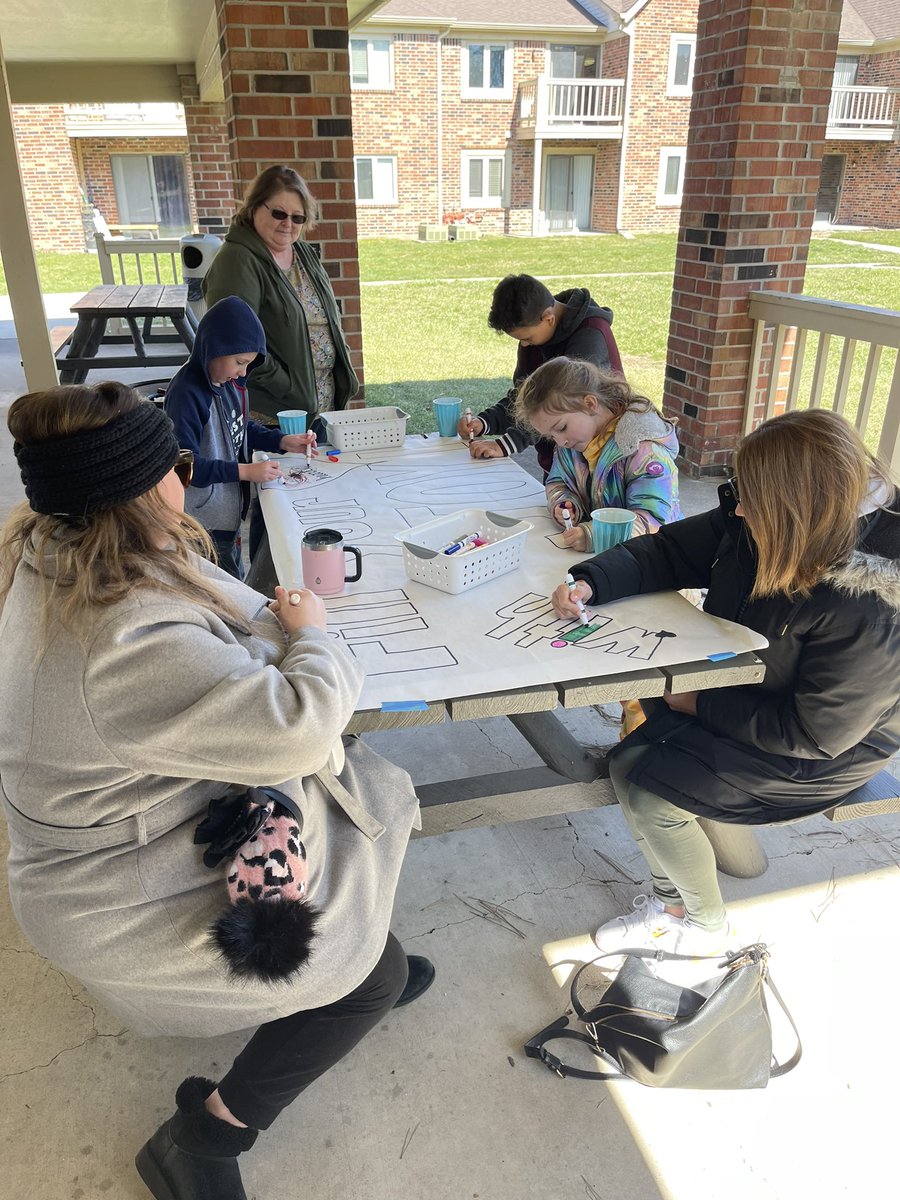 mrsbuschmann's tweet photo. What a fun afternoon visiting our @WhiteRiverEagle students &amp; their families in their neighborhoods!#goingplaces https://t.co/Jjx8g4ptVX